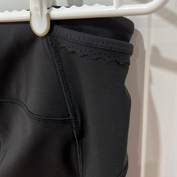 Lululemon capri pants with scalloped and mesh detail - Picture 4 of 4